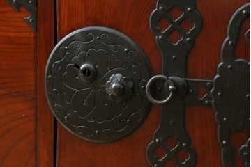 和製アンティーク　前面欅(ケヤキ)材　三階松モチーフの引手金具と桜丸金具の米沢箪笥ローボード　(R-078356)