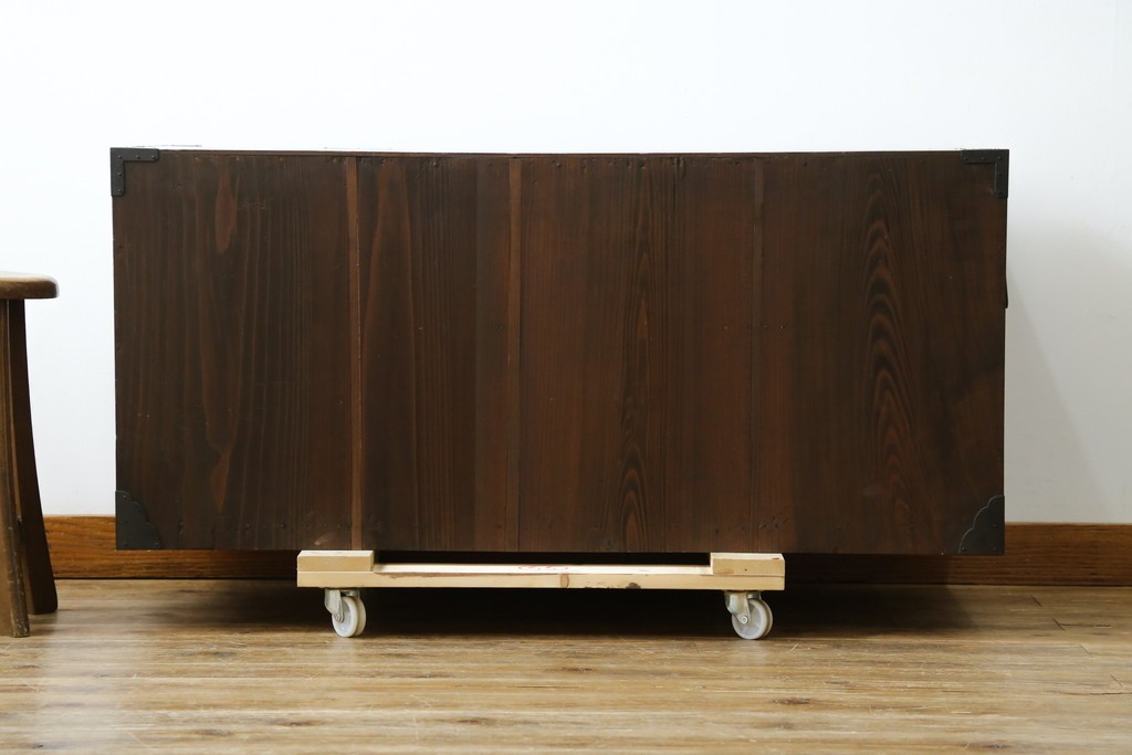 和製アンティーク　前面欅(ケヤキ)材　三階松モチーフの引手金具と桜丸金具の米沢箪笥ローボード　(R-078356)