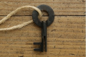 和製アンティーク　前面欅(ケヤキ)材　三階松モチーフの引手金具と桜丸金具の米沢箪笥ローボード　(R-078356)