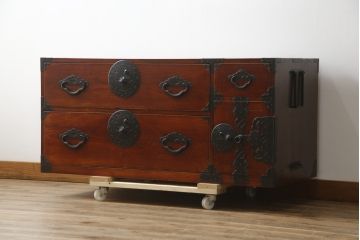 和製アンティーク　前面欅(ケヤキ)材　三階松モチーフの引手金具と桜丸金具の米沢箪笥ローボード(和たんす、時代箪笥、収納タンス、テレビ台、テレビボード、ローチェスト、引き出し)(R-078356)