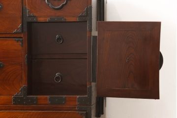 和製アンティーク　前面欅(ケヤキ)材　三階松モチーフの引手金具と桜丸金具の米沢箪笥ローボード(和たんす、時代箪笥、収納タンス、テレビ台、テレビボード、ローチェスト、引き出し)(R-078356)