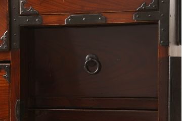 和製アンティーク　前面欅(ケヤキ)材　三階松モチーフの引手金具と桜丸金具の米沢箪笥ローボード(和たんす、時代箪笥、収納タンス、テレビ台、テレビボード、ローチェスト、引き出し)(R-078356)
