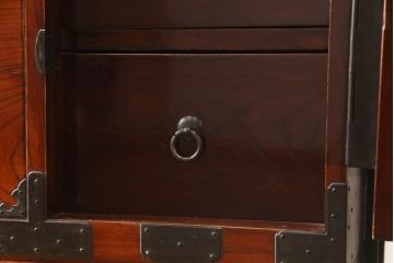 和製アンティーク　前面欅(ケヤキ)材　三階松モチーフの引手金具と桜丸金具の米沢箪笥ローボード(和たんす、時代箪笥、収納タンス、テレビ台、テレビボード、ローチェスト、引き出し)(R-078356)