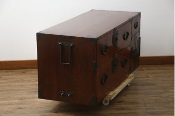 和製アンティーク　前面欅(ケヤキ)材　三階松モチーフの引手金具と桜丸金具の米沢箪笥ローボード(和たんす、時代箪笥、収納タンス、テレビ台、テレビボード、ローチェスト、引き出し)(R-078356)