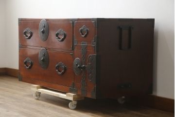 和製アンティーク　前面欅(ケヤキ)材　三階松モチーフの引手金具と桜丸金具の米沢箪笥ローボード(和たんす、時代箪笥、収納タンス、テレビ台、テレビボード、ローチェスト、引き出し)(R-078356)