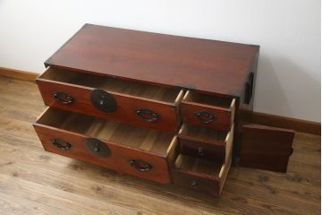 和製アンティーク　前面欅(ケヤキ)材　三階松モチーフの引手金具と桜丸金具の米沢箪笥ローボード(和たんす、時代箪笥、収納タンス、テレビ台、テレビボード、ローチェスト、引き出し)(R-078356)