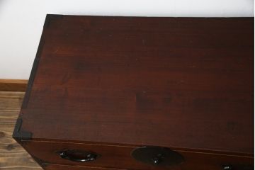 和製アンティーク　前面欅(ケヤキ)材　三階松モチーフの引手金具と桜丸金具の米沢箪笥ローボード(和たんす、時代箪笥、収納タンス、テレビ台、テレビボード、ローチェスト、引き出し)(R-078356)