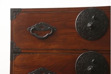 和製アンティーク　前面欅(ケヤキ)材　三階松モチーフの引手金具と桜丸金具の米沢箪笥ローボード(和たんす、時代箪笥、収納タンス、テレビ台、テレビボード、ローチェスト、引き出し)(R-078356)