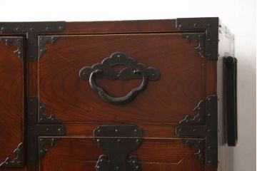 和製アンティーク　前面欅(ケヤキ)材　三階松モチーフの引手金具と桜丸金具の米沢箪笥ローボード(和たんす、時代箪笥、収納タンス、テレビ台、テレビボード、ローチェスト、引き出し)(R-078356)