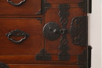 和製アンティーク　前面欅(ケヤキ)材　三階松モチーフの引手金具と桜丸金具の米沢箪笥ローボード(和たんす、時代箪笥、収納タンス、テレビ台、テレビボード、ローチェスト、引き出し)(R-078356)