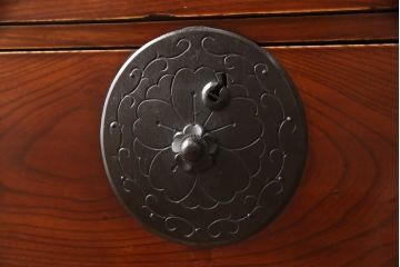 和製アンティーク　前面欅(ケヤキ)材　三階松モチーフの引手金具と桜丸金具の米沢箪笥ローボード(和たんす、時代箪笥、収納タンス、テレビ台、テレビボード、ローチェスト、引き出し)(R-078356)