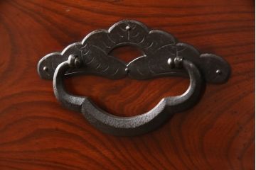 和製アンティーク　前面欅(ケヤキ)材　三階松モチーフの引手金具と桜丸金具の米沢箪笥ローボード(和たんす、時代箪笥、収納タンス、テレビ台、テレビボード、ローチェスト、引き出し)(R-078356)