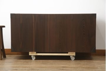和製アンティーク　前面欅(ケヤキ)材　三階松モチーフの引手金具と桜丸金具の米沢箪笥ローボード(和たんす、時代箪笥、収納タンス、テレビ台、テレビボード、ローチェスト、引き出し)(R-078356)