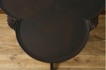 イギリスアンティーク　マホガニー材　天板のデザインとトライポットレッグがお洒落なサイドテーブル　(R-078361)