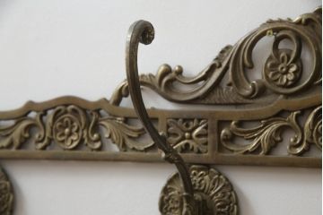 イタリアアンティーク　真鍮(しんちゅう)製　エレガントな装飾が空間を華やかにさせる壁掛けフック(ウォールフック、ウォールハンガー、帽子掛け、コートハンガー)(R-078365)