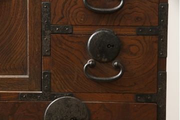 和製アンティーク　三方欅(ケヤキ)材　和の空間作りにおすすめの小振りな帳場箪笥(時代箪笥、収納タンス、整理箪笥、引き出し)(R-078366)