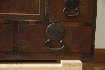和製アンティーク　三方欅(ケヤキ)材　和の空間作りにおすすめの小振りな帳場箪笥(時代箪笥、収納タンス、整理箪笥、引き出し)(R-078366)