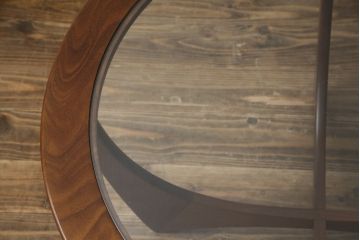 イギリスビンテージ　G-PLAN(ジープラン)　北欧家具　脚のデザインがおしゃれ!空間のアクセントになるガラストップローテーブル(ラウンドテーブル、センターテーブル、コーヒーテーブル、サイドテーブル、ヴィンテージ、英国)(R-078367)
