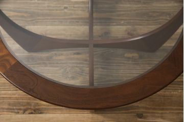 イギリスビンテージ　G-PLAN(ジープラン)　北欧家具　脚のデザインがおしゃれ!空間のアクセントになるガラストップローテーブル(ラウンドテーブル、センターテーブル、コーヒーテーブル、サイドテーブル、ヴィンテージ、英国)(R-078367)
