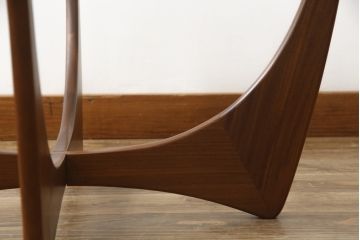 イギリスビンテージ　G-PLAN(ジープラン)　北欧家具　脚のデザインがおしゃれ!空間のアクセントになるガラストップローテーブル(ラウンドテーブル、センターテーブル、コーヒーテーブル、サイドテーブル、ヴィンテージ、英国)(R-078367)
