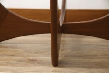 イギリスビンテージ　G-PLAN(ジープラン)　北欧家具　脚のデザインがおしゃれ!空間のアクセントになるガラストップローテーブル(ラウンドテーブル、センターテーブル、コーヒーテーブル、サイドテーブル、ヴィンテージ、英国)(R-078367)