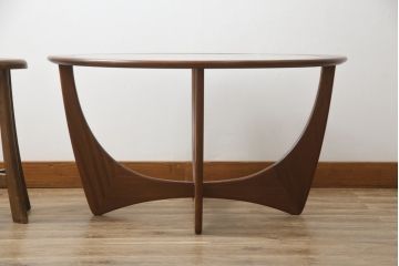 イギリスビンテージ　G-PLAN(ジープラン)　北欧家具　脚のデザインがおしゃれ!空間のアクセントになるガラストップローテーブル(ラウンドテーブル、センターテーブル、コーヒーテーブル、サイドテーブル、ヴィンテージ、英国)(R-078367)