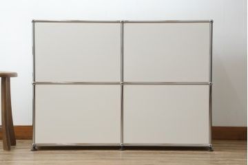 中古　USMハラー(USM Haller)　美しくシンプルなデザインが目を引く2列2段のキャビネット(サイドボード、オープンラック、シェルフ、収納棚、飾り棚、店舗什器、北欧)(定価約17万5千円)(R-078368)