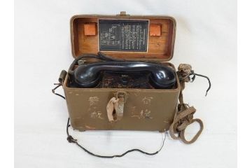 ジャンク品　旧日本軍　陸軍　富士通信機製造株式会社　特殊携帯電話機2点(有線、野戦電話、野外電話機)(R-078409)