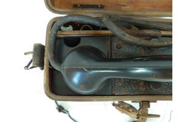ジャンク品　旧日本軍　陸軍　富士通信機製造株式会社　特殊携帯電話機2点(有線、野戦電話、野外電話機)(R-078409)