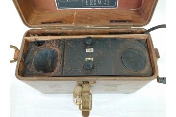 ジャンク品　旧日本軍　陸軍　富士通信機製造株式会社　特殊携帯電話機2点(有線、野戦電話、野外電話機)(R-078409)