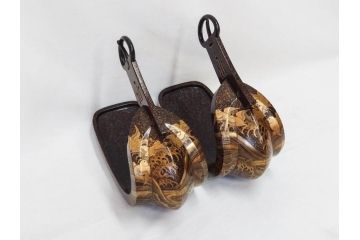 時代物　金蒔絵　大名武具　金の装飾が豪華な鐙(あぶみ、馬具、漆塗り、波千鳥)(R-078411)