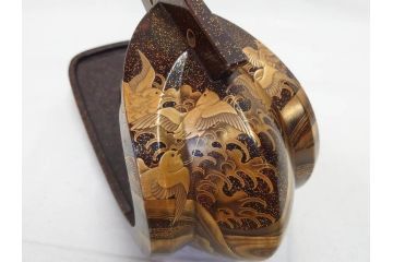 時代物　金蒔絵　大名武具　金の装飾が豪華な鐙(あぶみ、馬具、漆塗り、波千鳥)(R-078411)