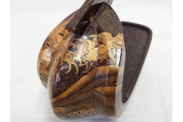 時代物　金蒔絵　大名武具　金の装飾が豪華な鐙(あぶみ、馬具、漆塗り、波千鳥)(R-078411)