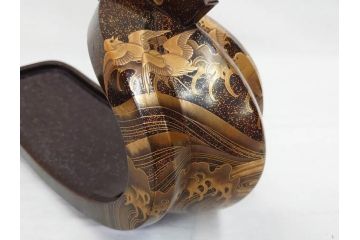 時代物　金蒔絵　大名武具　金の装飾が豪華な鐙(あぶみ、馬具、漆塗り、波千鳥)(R-078411)