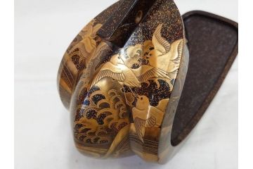 時代物　金蒔絵　大名武具　金の装飾が豪華な鐙(あぶみ、馬具、漆塗り、波千鳥)(R-078411)