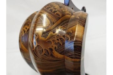 時代物　金蒔絵　大名武具　金の装飾が豪華な鐙(あぶみ、馬具、漆塗り、波千鳥)(R-078411)