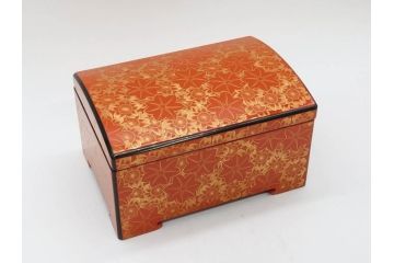 輪島塗　沈金師 友田裕次　春秋沈金　金彩が美しい宝石箱(漆器、ジュエリーボックス、小物入れ、小箱、紅葉、桜、共箱付き)(R-078414)