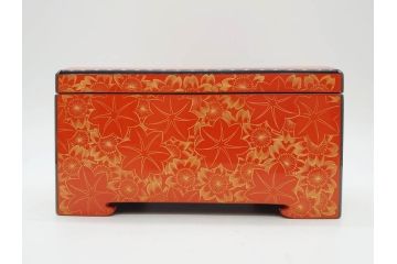 輪島塗　沈金師 友田裕次　春秋沈金　金彩が美しい宝石箱(漆器、ジュエリーボックス、小物入れ、小箱、紅葉、桜、共箱付き)(R-078414)