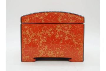 輪島塗　沈金師 友田裕次　春秋沈金　金彩が美しい宝石箱(漆器、ジュエリーボックス、小物入れ、小箱、紅葉、桜、共箱付き)(R-078414)