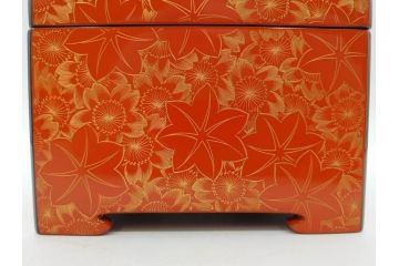 輪島塗　沈金師 友田裕次　春秋沈金　金彩が美しい宝石箱(漆器、ジュエリーボックス、小物入れ、小箱、紅葉、桜、共箱付き)(R-078414)