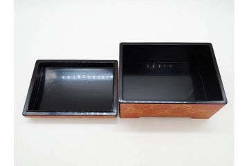 輪島塗　沈金師 友田裕次　春秋沈金　金彩が美しい宝石箱(漆器、ジュエリーボックス、小物入れ、小箱、紅葉、桜、共箱付き)(R-078414)
