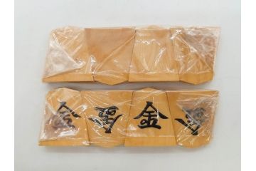 未使用　駒師 一平作　清安　薩摩黄楊　盛上駒　/　大王作　天童特産　御将棋駒　将棋駒2点セット(漆、駒箱付き)(R-078419)　