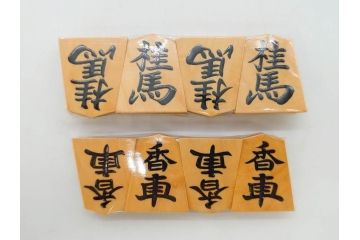 未使用　駒師 一平作　清安　薩摩黄楊　盛上駒　/　大王作　天童特産　御将棋駒　将棋駒2点セット(漆、駒箱付き)(R-078419)　