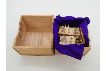 未使用　駒師 一平作　清安　薩摩黄楊　盛上駒　/　大王作　天童特産　御将棋駒　将棋駒2点セット(漆、駒箱付き)(R-078419)　