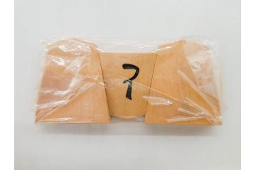 未使用　駒師 一平作　清安　薩摩黄楊　盛上駒　/　大王作　天童特産　御将棋駒　将棋駒2点セット(漆、駒箱付き)(R-078419)　