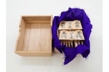 未使用　駒師 一平作　清安　薩摩黄楊　盛上駒　/　大王作　天童特産　御将棋駒　将棋駒2点セット(漆、駒箱付き)(R-078419)　
