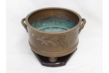 明治期　金工師　幸照刻　宣徳銅　銀象嵌　月梅耳松紋漢詩　漢詩が彫り込まれた趣のある火鉢(双耳、木台付き、銅製、三足火鉢、竹節形、手あぶり)(R-078466)