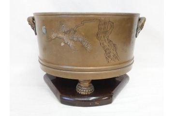 明治期　金工師　幸照刻　宣徳銅　銀象嵌　月梅耳松紋漢詩　漢詩が彫り込まれた趣のある火鉢(双耳、木台付き、銅製、三足火鉢、竹節形、手あぶり)(R-078466)