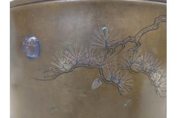 明治期　金工師　幸照刻　宣徳銅　銀象嵌　月梅耳松紋漢詩　漢詩が彫り込まれた趣のある火鉢(双耳、木台付き、銅製、三足火鉢、竹節形、手あぶり)(R-078466)