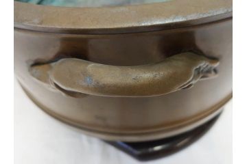 明治期　金工師　幸照刻　宣徳銅　銀象嵌　月梅耳松紋漢詩　漢詩が彫り込まれた趣のある火鉢(双耳、木台付き、銅製、三足火鉢、竹節形、手あぶり)(R-078466)